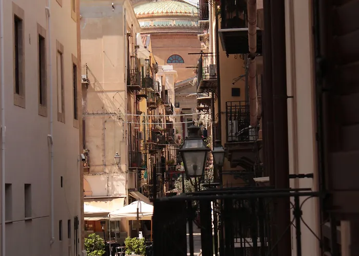 לינה וארוחת בוקר Teatro 4*