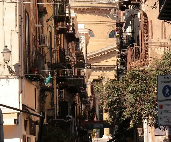 לינה וארוחת בוקר Teatro 4*